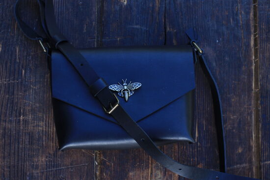 Ādas soma. Kukainītis