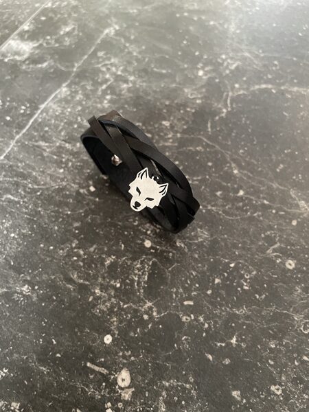 Pīta aproce ar kulonu- vilks