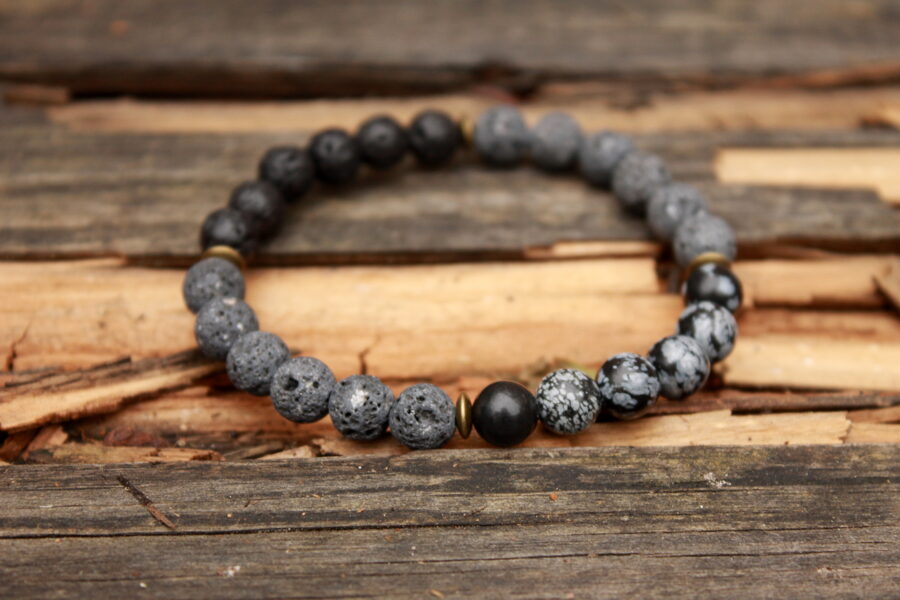 Sniegpārslu jašma un lavas akmens aproce