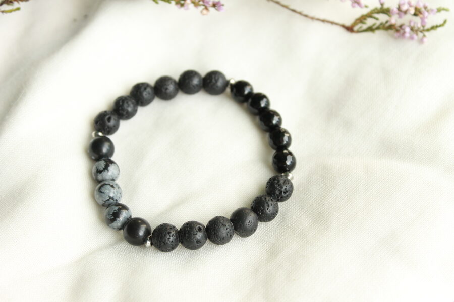 Ahāta, sniegpārslu jašma un lavas akmens aproce.