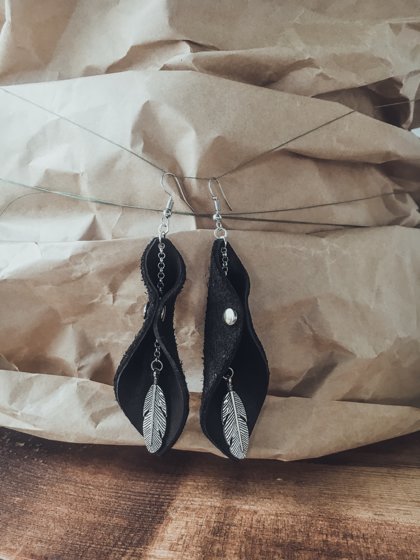 Leather earrings with pendant