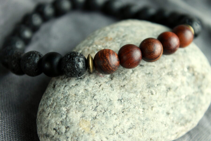 Sandalkoka un Lavas akmens aproce