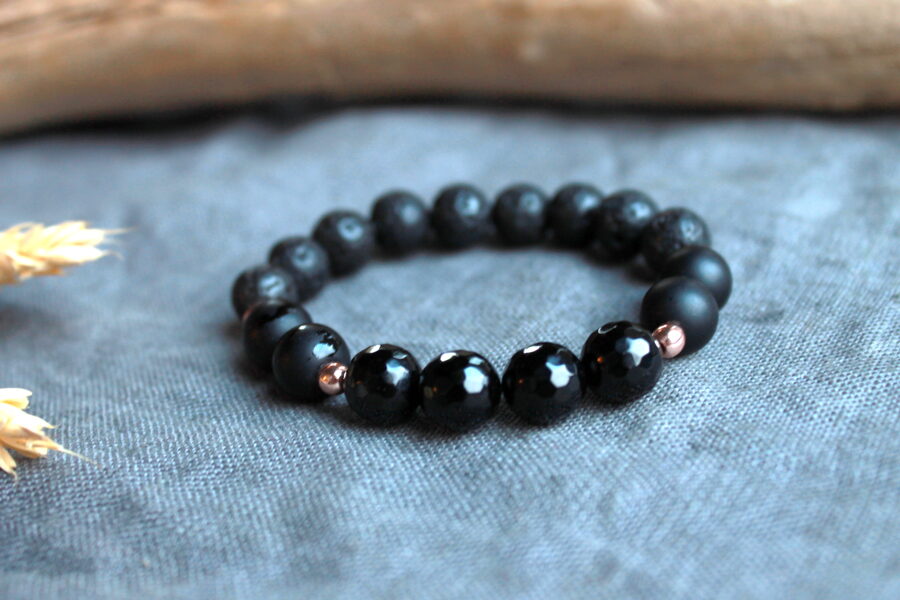 Slīpēta, matēta ahāta un lavas akmens aproce.