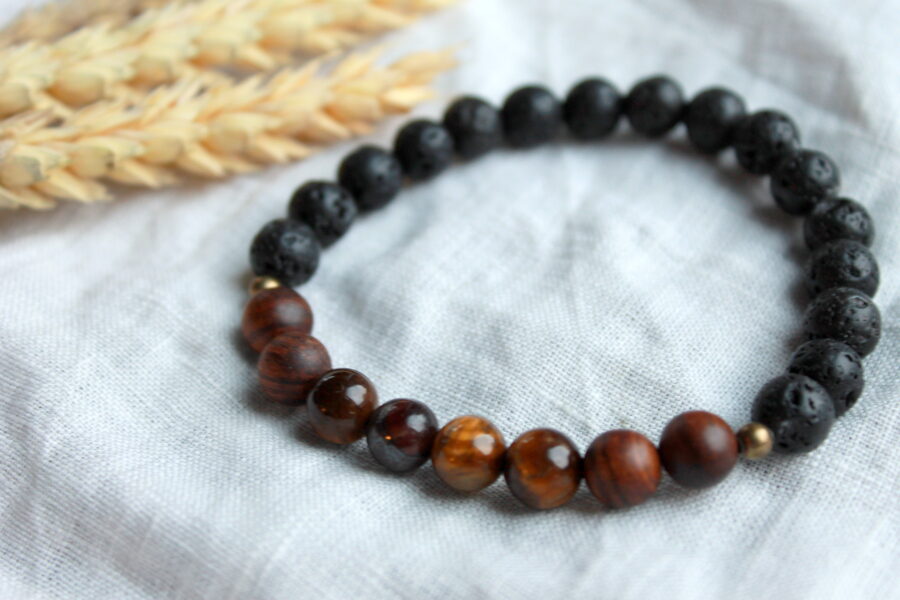 Tīģeracs, sandalkoka un lavas akmens aproce.