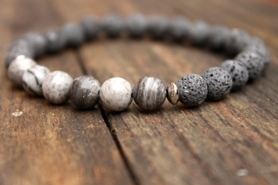 Pikaso jašma un pelēkas lavas akmens aproce.