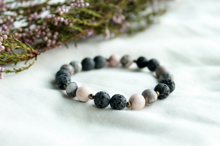 Rozā zebras jašma un Pelēkas Lavas akmens aproce.