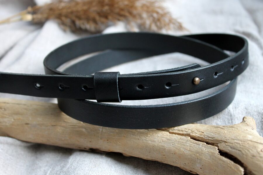 Minimalist leather belt. 2 cm