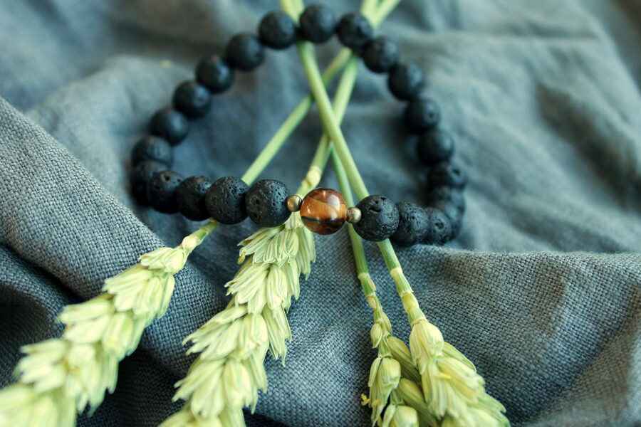 Lavas akmens un Tīģeracs aproce