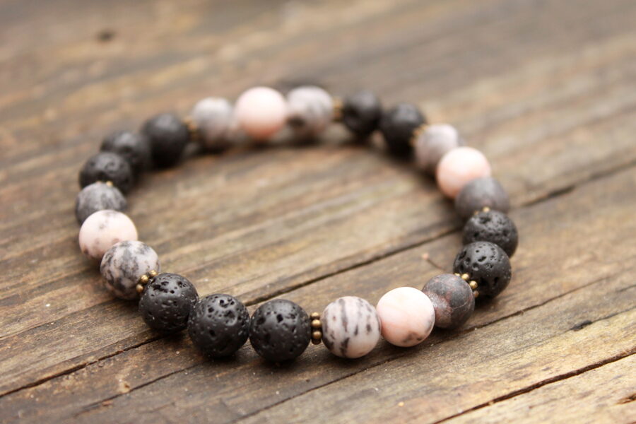 Rozā zebras jašma un melna lavas akmens aproce.