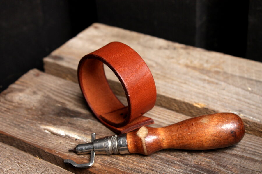 Brown leather cuff. 2, 5 cm