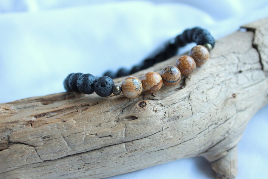 Ainavas jašma un lavas akmens aproce.